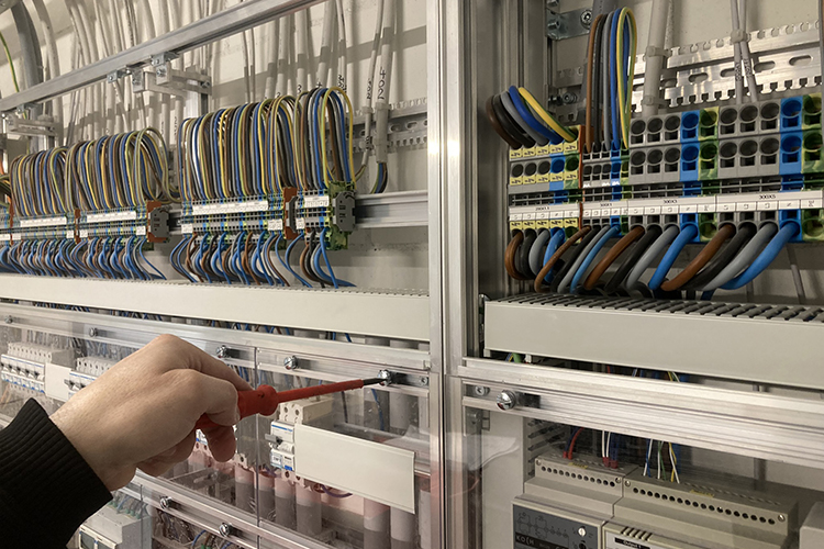 Elektroverteilung offen mit Schraubenzieher, Sicherheitsnachweis bei Handänderung einer Immobilie