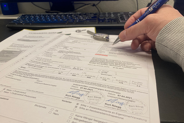 Sicherheitsnachweis Papier auf Bürotisch, Sicherheitsnachweis bei Handänderung einer Immobilie