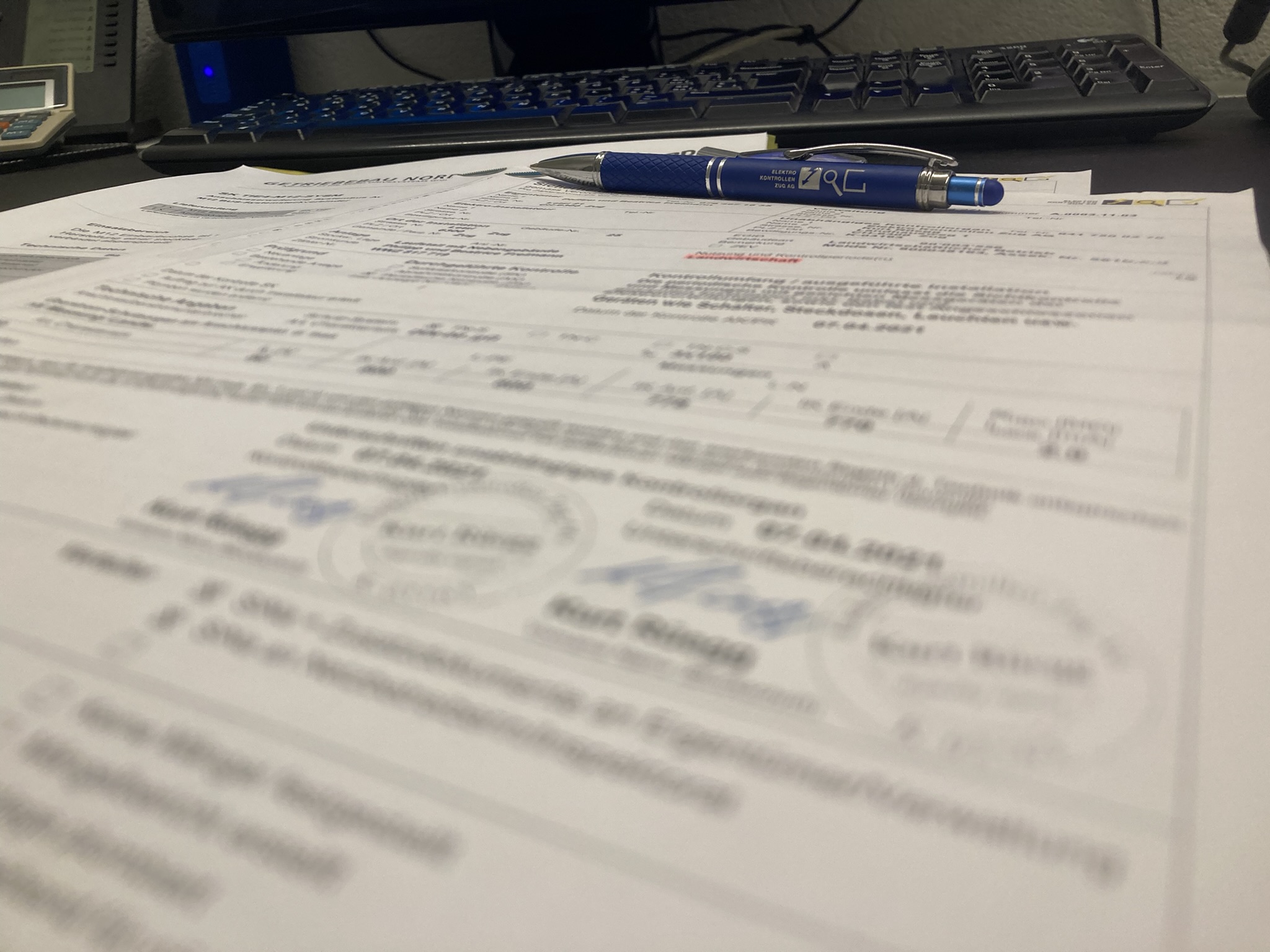 Sicherheitsnachweis Papier auf Schreibtisch, Unterstützung bei Inspektionen ESTI